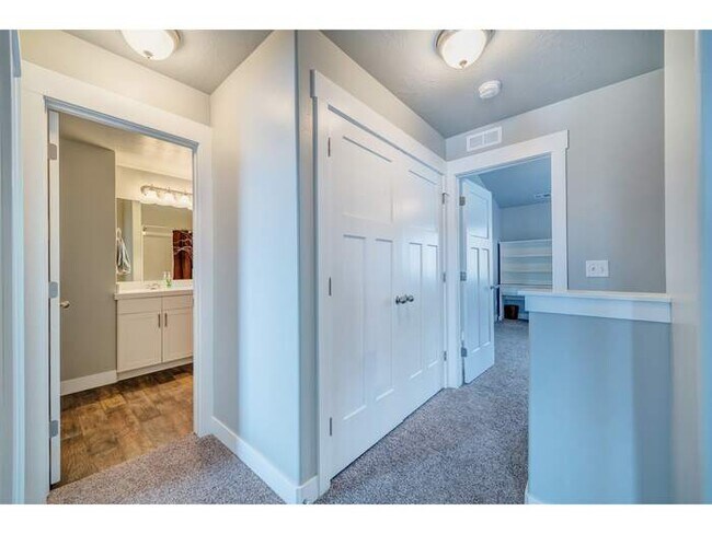 Building Photo - Rare: townhome with a view
