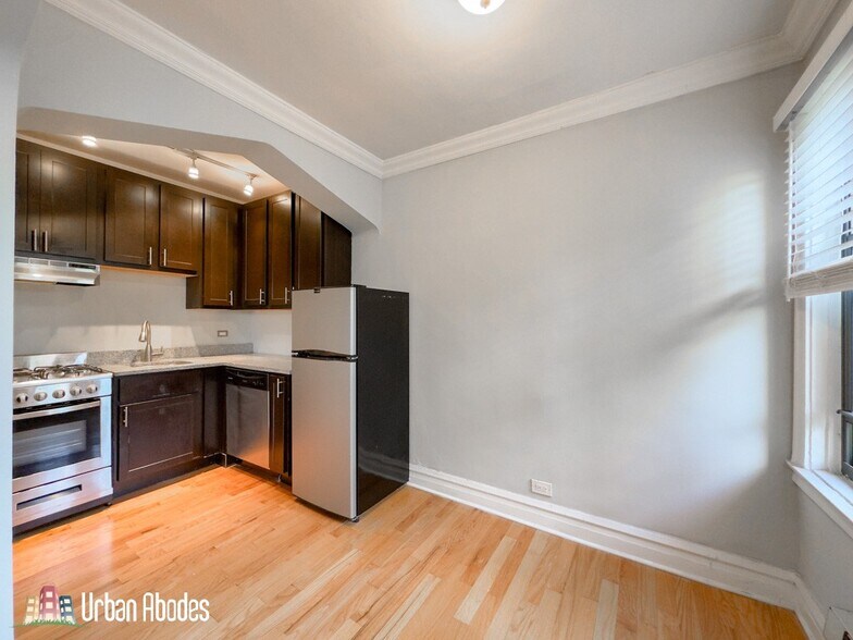 Building Photo - 4735 N Hermitage Ave