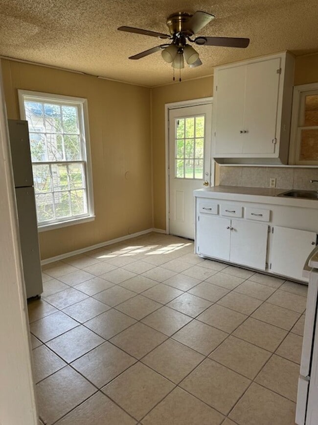 Building Photo - 1205 E Avenue G