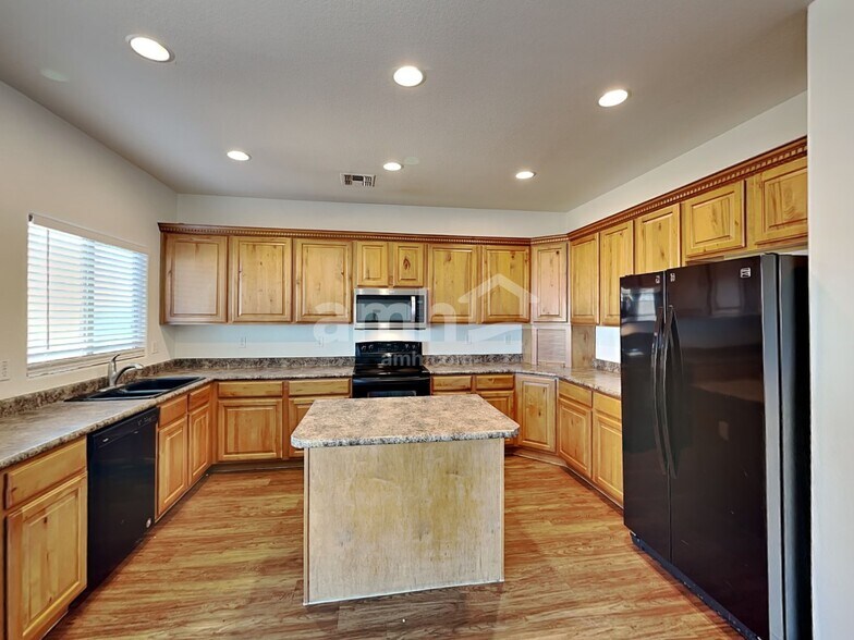 Building Photo - 782 E Christopher St