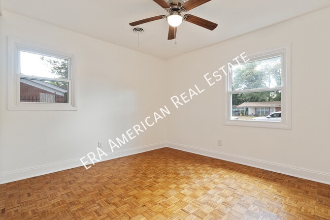 Building Photo - 305 Meggs Dr NE