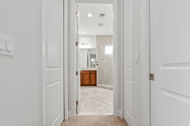 Building Photo - 15134 Cameo Ct