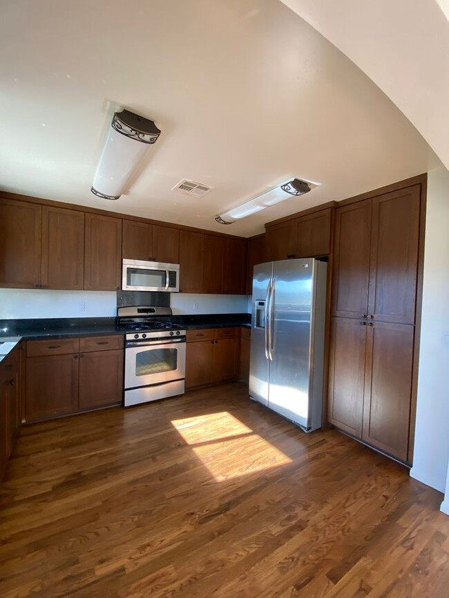 Building Photo - COMPLETELY REMODELED 2 BEDROOM/2 BATHROOM ...