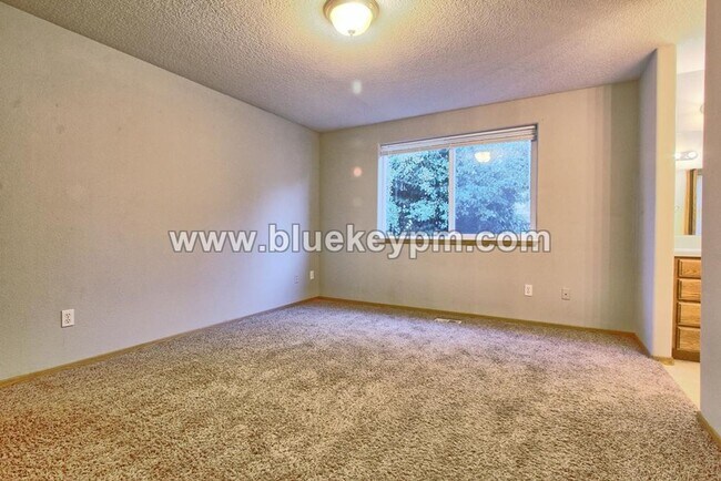 Building Photo - 3 Bed, 2 Bath Home in a Culdesac Near St. James Road and NE 54th Street