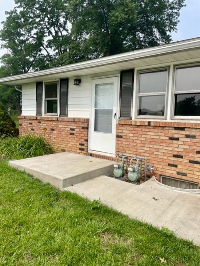 Building Photo - ONTARIO SCHOOLS - 2BR 1BA HALF DUPLEX!