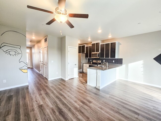 Building Photo - Newly Built Townhome 3bd 2.5ba