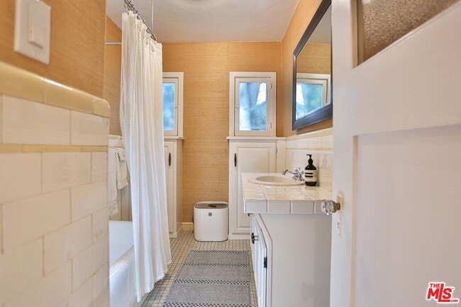 Building Photo - 2256 Silver Ridge Ave