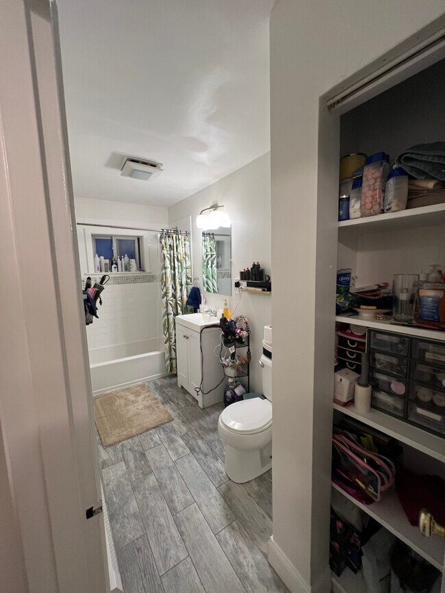 Building Photo - 65 Chiswick Rd