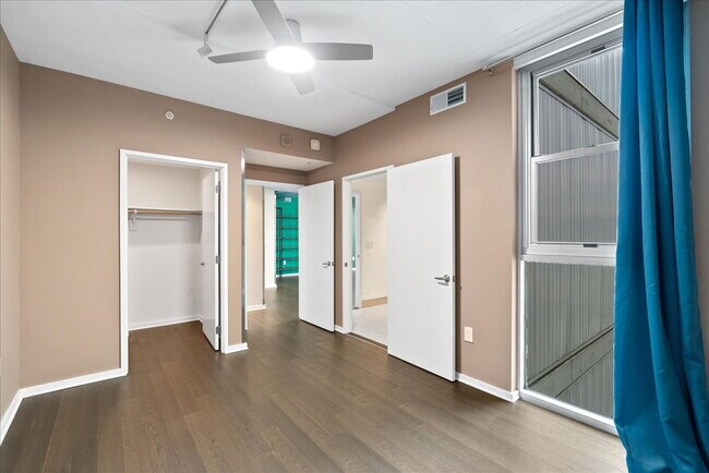 Building Photo - Experience Luxury Living in the Heart of Clarendon