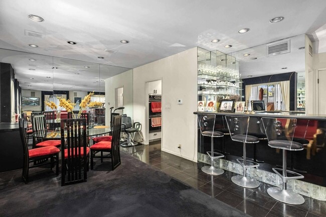 Building Photo - 540 N W Knoll Dr