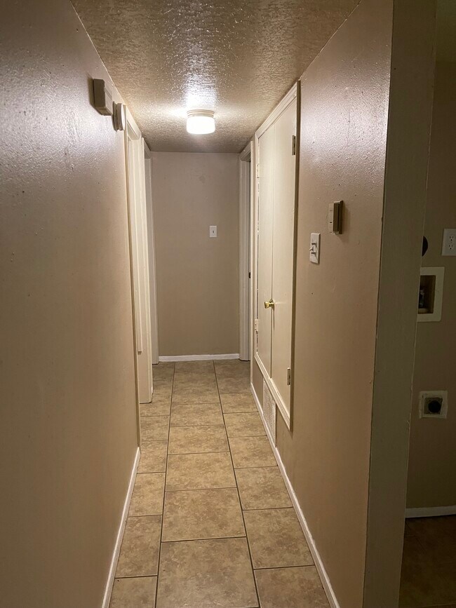 Building Photo - 224 Estancia Dr NW