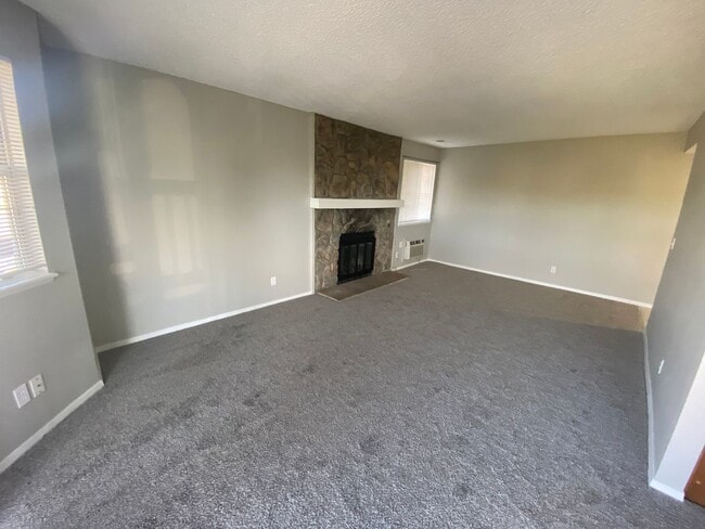 Building Photo - Large 2 bed 1 bath Top Floor Condo