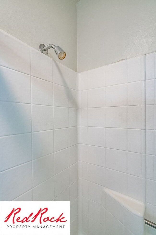 Building Photo - Charming 2 Bedroom Townhome