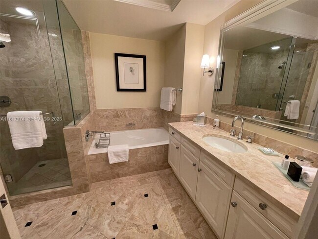 Building Photo - 1435 Brickell Ave