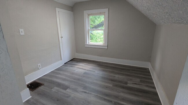 Building Photo - Discover this newly renovated 3-bedroom, 1-bath home in Akron