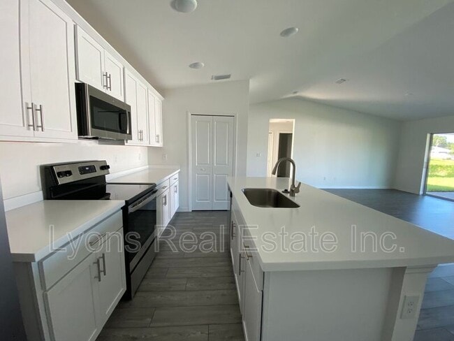 Building Photo - 2744 NE 5th Pl