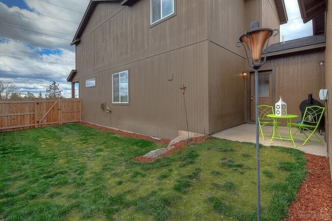 Building Photo - Move in ready home located on the SW side ...