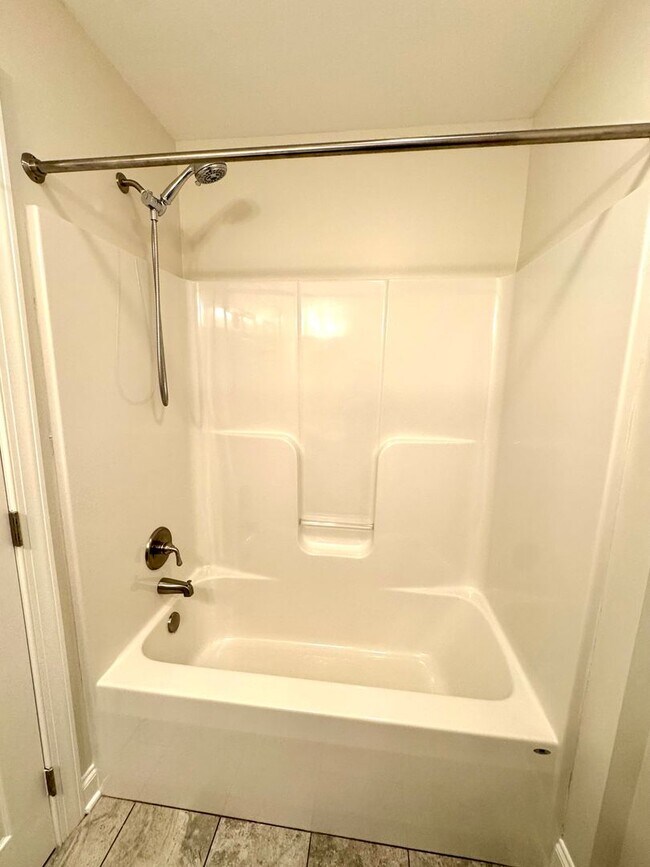 Building Photo - End Unit Townhouse for rent in Bluestone H...