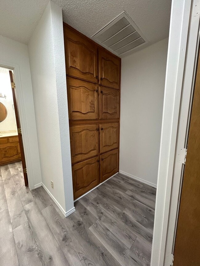 Building Photo - Beautiful Duplex in Esmond Estates