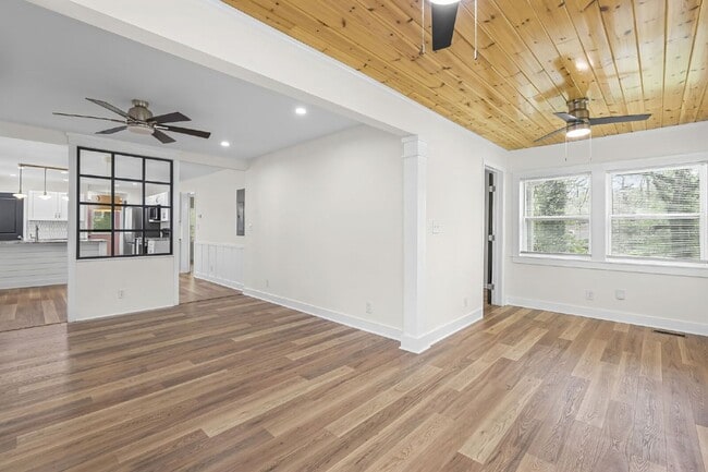 Building Photo - 441 Oak Dr