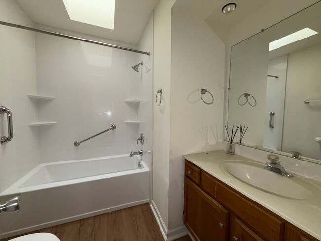 Building Photo - Quiet Neighborhood Updated 3BR Townhouse in Lancaster