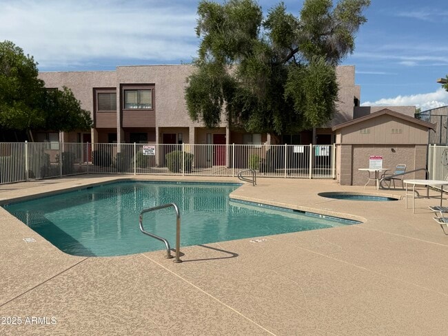 Building Photo - 611 W 13th St