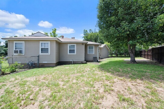 Building Photo - 1501 Greenbrier Dr