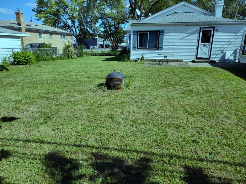 Building Photo - 10850 Parkside Ave