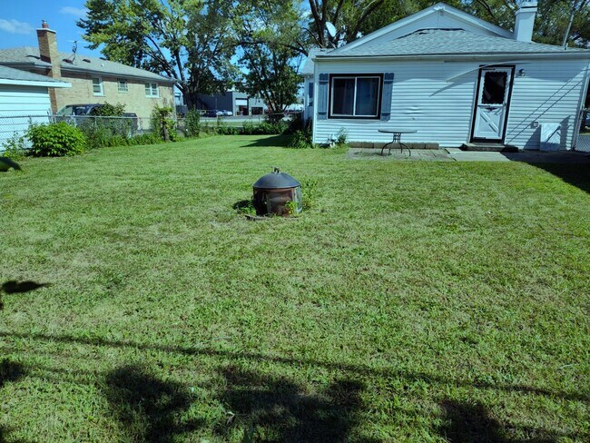 Building Photo - 10850 Parkside Ave