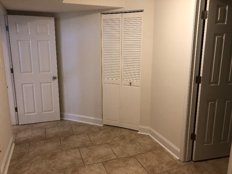 Building Photo - 1913 Searles Rd