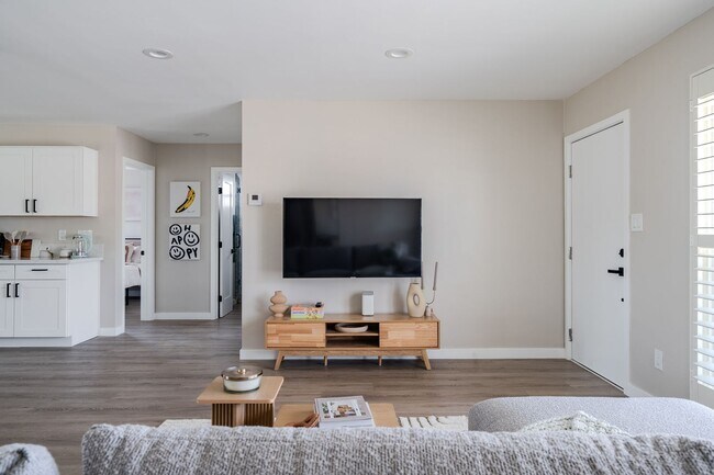 Building Photo - Fully remodeled!