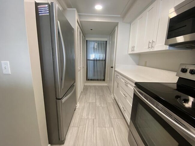 Building Photo - 275 1st St S