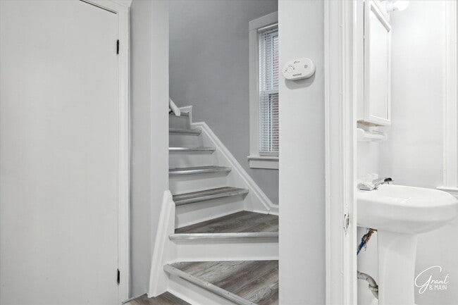 Building Photo - $1300 3 bedroom