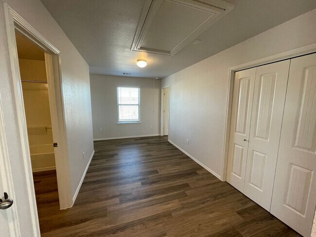 Building Photo - Secure Your Spot – 3 Bedroom, 2.5 Bath Home in Houston