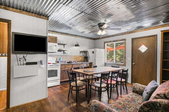 Building Photo - 1715 Hideaway Rd