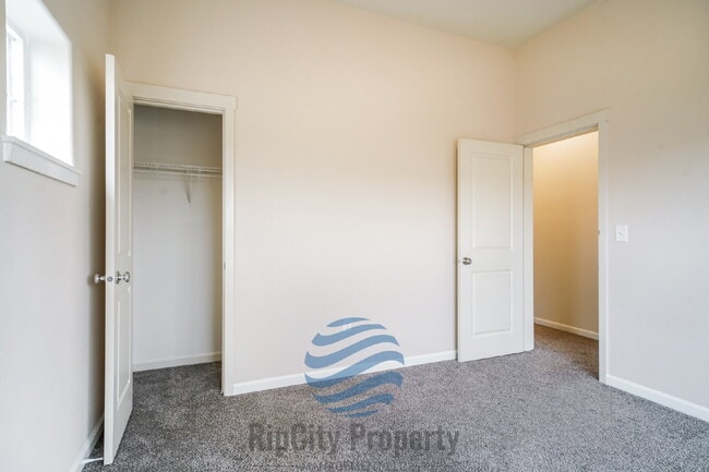 Building Photo - 1090 SW 170th Ave