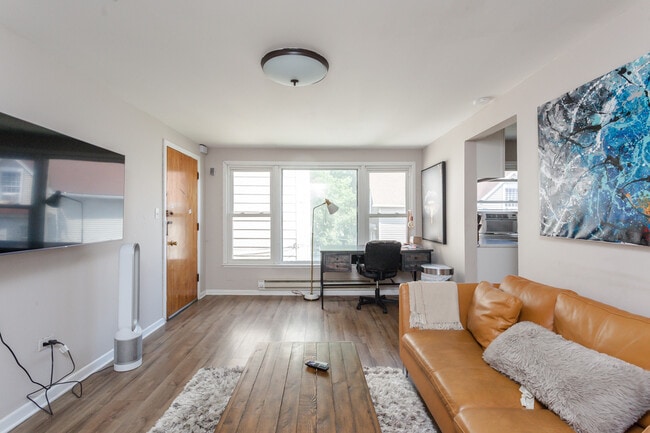 Building Photo - 6427 N Hermitage Ave