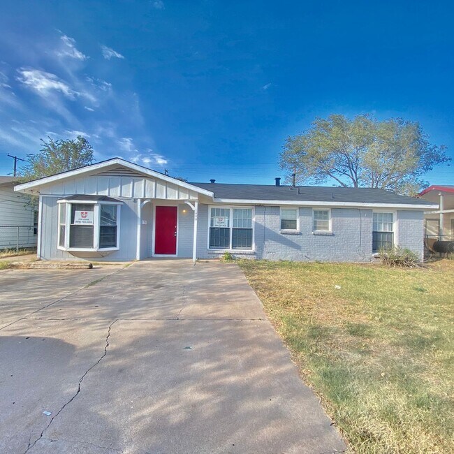 Building Photo - Handyman Special $0 First Month's Rent / “You fix, you SAVE BIG!!” Contact Mayshell for details: ...