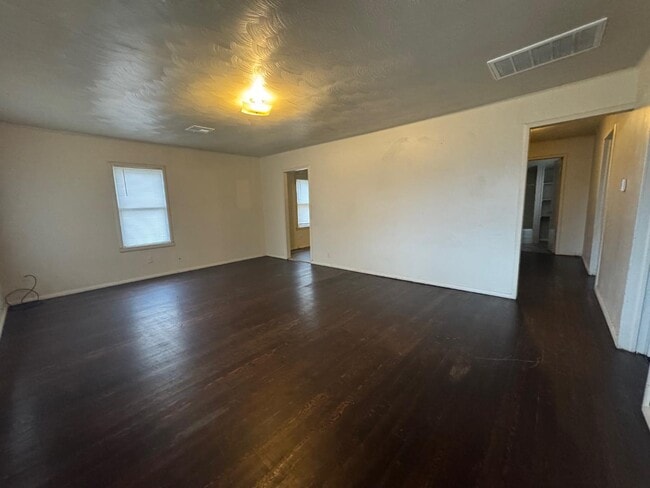 Building Photo - 410 E Maple St