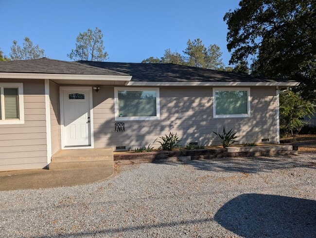 Building Photo - 3 Bedroom House in Shasta Lake, Fridge, Wa...