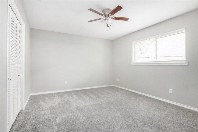 Building Photo - 2808 Golfing Green Dr