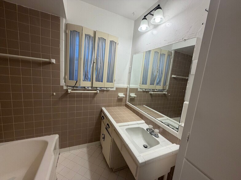 Guest bathroom - 1848 Swan Dr