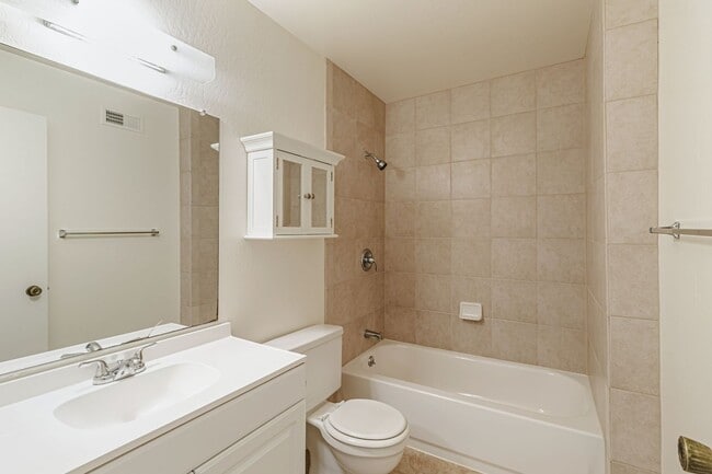 Building Photo - 2 bedroom, 2 bath townhome in the Northpoint HOA!