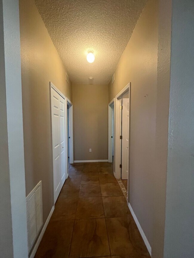 Building Photo - Updated Single family 3 / 2 with Screened ...