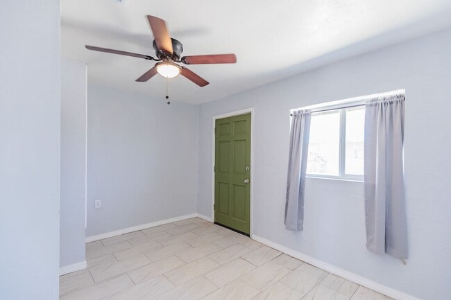 Building Photo - Adorable updated 2 Bedroom 1 Bath Home on ...