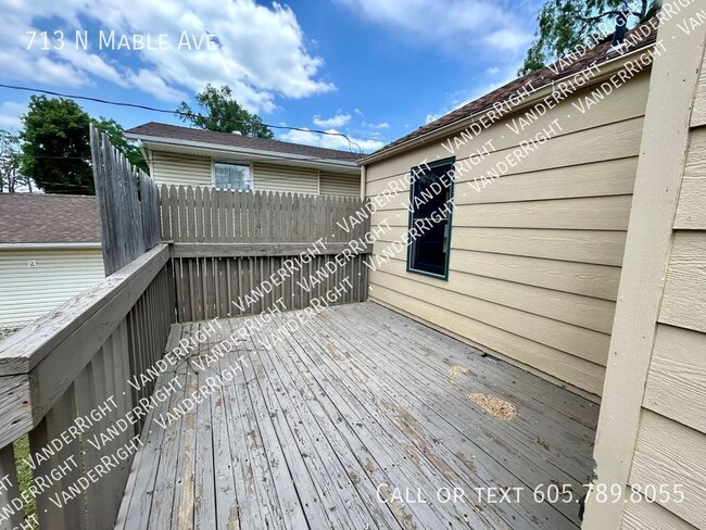 Building Photo - Cute 3 Bedroom House With Fenced Yard & 2 ...