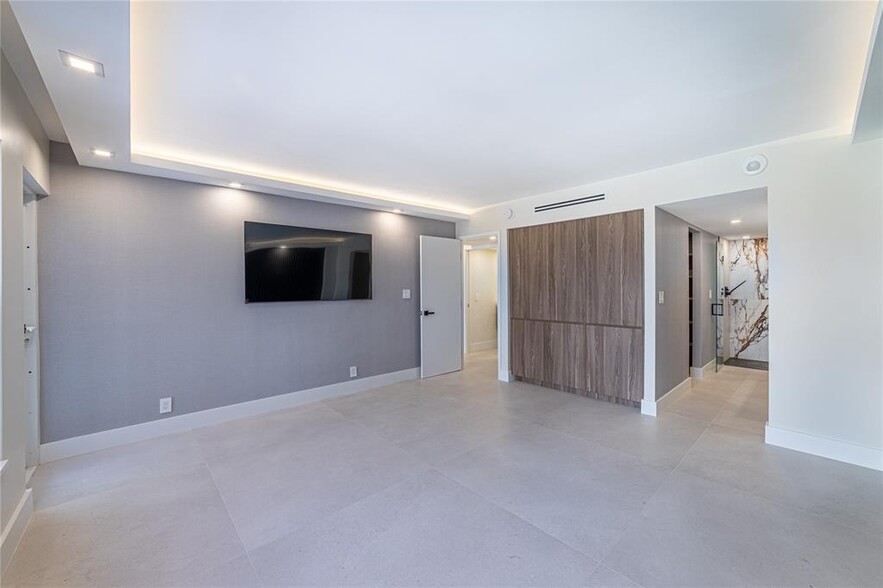 Building Photo - 405 N Ocean Blvd