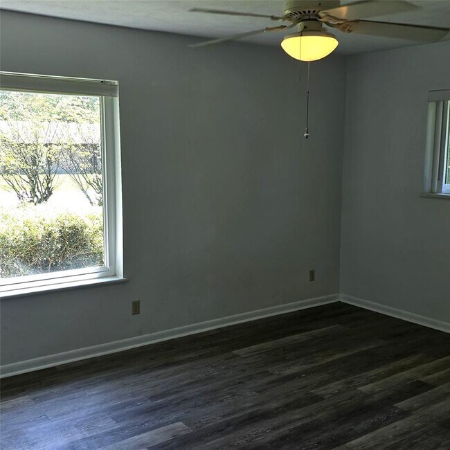 Building Photo - 135 Redbud St