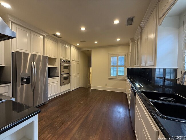 Building Photo - 334 W Gramercy Pl