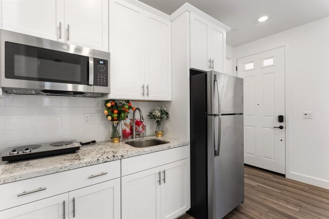 Building Photo - Gorgeous 1 Bed, 1 Bath Property